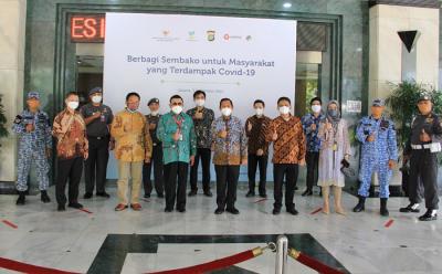 Penyerahan simbolis 30.000 paket sembako Bank Sahabat Sampoerna bersama mitra bisnisnya, KSP Sahabat Mitra Sejati di Jakarta, Jumat (3/9/2021).