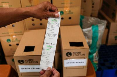 Warga berbelanja pangan nersubsidi di Food station Pasar Induk Beras Cipinang, Jakarta Timur, Sabtu (4/9/2021).