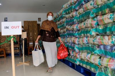 Warga berbelanja pangan nersubsidi di Food station Pasar Induk Beras Cipinang, Jakarta Timur, Sabtu (4/9/2021).