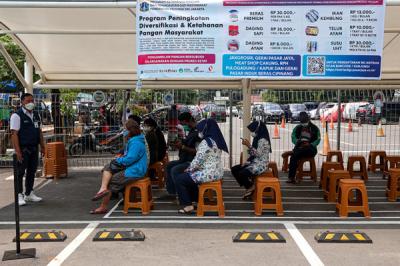 Warga berbelanja pangan nersubsidi di Food station Pasar Induk Beras Cipinang, Jakarta Timur, Sabtu (4/9/2021).