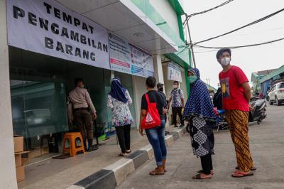 Warga berbelanja pangan nersubsidi di Food station Pasar Induk Beras Cipinang, Jakarta Timur, Sabtu (4/9/2021).