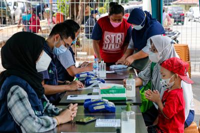 Warga berbelanja pangan nersubsidi di Food station Pasar Induk Beras Cipinang, Jakarta Timur, Sabtu (4/9/2021).