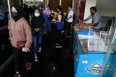 Gerebek vaksin bagi pelaku usaha bertema 
