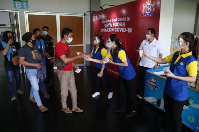 Gerebek vaksin bagi pelaku usaha bertema 
