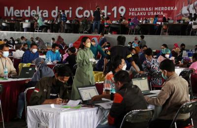 Gerebek vaksin bagi pelaku usaha bertema 