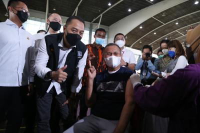 Gerebek vaksin bagi pelaku usaha bertema 