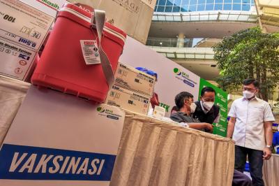 Pelaksanaan vaksin di One Bell Park Mall, Jakarta, Sabtu (4/9/2021).