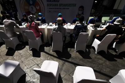 Pelaksanaan vaksin di One Bell Park Mall, Jakarta, Sabtu (4/9/2021).