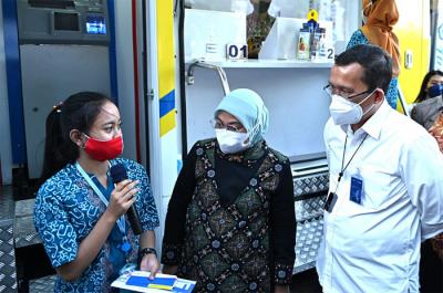 Direktur Utama Bank BTN Haru Koesmahargyo bersama Menteri Ketenagakerjaan Ida Fauziyah berbincang dengan pekerja di Semarang, Jawa Tengah, Jumat (3/9/2021).