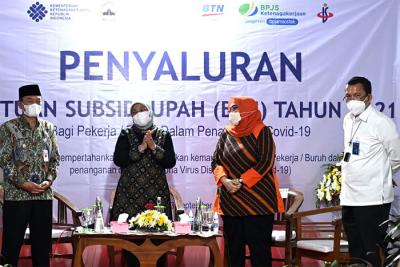 Direktur Utama Bank BTN Haru Koesmahargyo bersama Menteri Ketenagakerjaan Ida Fauziyah berbincang dengan pekerja di Semarang, Jawa Tengah, Jumat (3/9/2021).