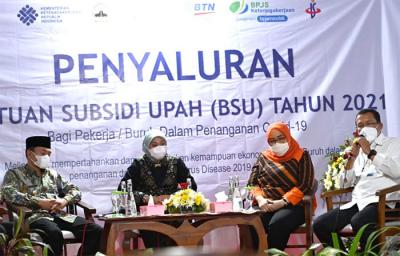 Direktur Utama Bank BTN Haru Koesmahargyo bersama Menteri Ketenagakerjaan Ida Fauziyah berbincang dengan pekerja di Semarang, Jawa Tengah, Jumat (3/9/2021).