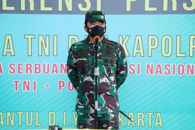 Panglima TNI Marsekal TNI Hadi Tjahjanto meninjau pelaksanaan Serbuan Vaksinasi Covid-19 di wilayah Daerah Istimewa Yogyakarta, JEC Bantul, Sabtu (4/9/2021).