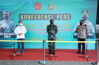 Panglima TNI Marsekal TNI Hadi Tjahjanto meninjau pelaksanaan Serbuan Vaksinasi Covid-19 di wilayah Daerah Istimewa Yogyakarta, JEC Bantul, Sabtu (4/9/2021).