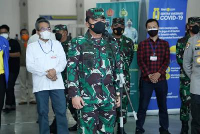 Panglima TNI Marsekal TNI Hadi Tjahjanto meninjau pelaksanaan Serbuan Vaksinasi Covid-19 di wilayah Daerah Istimewa Yogyakarta, JEC Bantul, Sabtu (4/9/2021).
