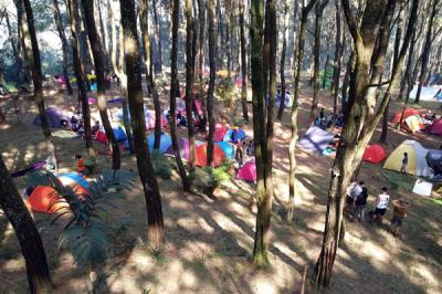 Puluhan tenda berdiri di kawasan pekemahan Curug Hiji, kaki gunung salak, kampung pasir gaok, gn malang, Tenjolaya, Bogor, Jawa Barat, Minggu (5/9/2021).