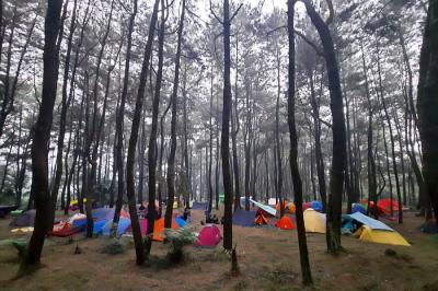 Puluhan tenda berdiri di kawasan pekemahan Curug Hiji, kaki gunung salak, kampung pasir gaok, gn malang, Tenjolaya, Bogor, Jawa Barat, Minggu (5/9/2021).