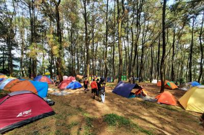 Puluhan tenda berdiri di kawasan pekemahan Curug Hiji, kaki gunung salak, kampung pasir gaok, gn malang, Tenjolaya, Bogor, Jawa Barat, Minggu (5/9/2021).