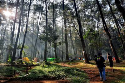 Puluhan tenda berdiri di kawasan pekemahan Curug Hiji, kaki gunung salak, kampung pasir gaok, gn malang, Tenjolaya, Bogor, Jawa Barat, Minggu (5/9/2021).