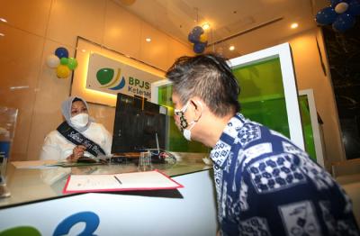 Direktur Pelayanan BP Jamsostek Roswita Nilakurnia (kiri) melayani langsung peserta BPJS Ketenagakerjaan di Kantor cabang Jakarta, Sudirman, Senin (6/9/2021).