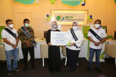Direktur Pelayanan BP Jamsostek Roswita Nilakurnia (kiri) melayani langsung peserta BPJS Ketenagakerjaan di Kantor cabang Jakarta, Sudirman, Senin (6/9/2021).