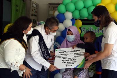 Peringatan Hari Pelanggan Nasional 2021 di kantor BP Jamsostek Surabaya Tanjung Perak, Jawa Timur, Senin (6/9/2021).