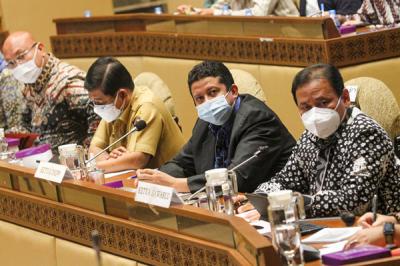 Komisi II DPR RI melakukan rapat bersama Kemendagri, KPU dan Bawaslu di Kompleks Parlemen Senayan, Jakarta, Senin (6/9/2021).