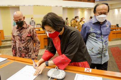 Menteri Keuangan Sri Mulyani mengikuti Rapat Kerja bersama Badan Anggaran (Banggar) DPR RI di Kompleks Parlemen, Senayan, Jakarta, Senin (6/9/2021).
