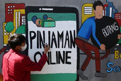 Mahasiswa Universitas Muhammadiyah Surabaya yang tergabung dalam Himpunan Mahasiswa Perbankan Syariah membuat mural edukasi di Surabaya, Senin (6/9/2021).