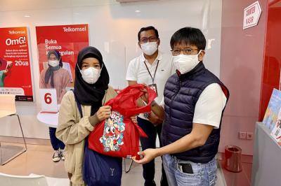 Direktur Utama Telkomsel Hendri Mulya Syam menyapa dan berinteraksi langsung dengan pelanggan di GraPARI Dago, Bandung, Jawa Barat, Sabtu (4/9/2021).