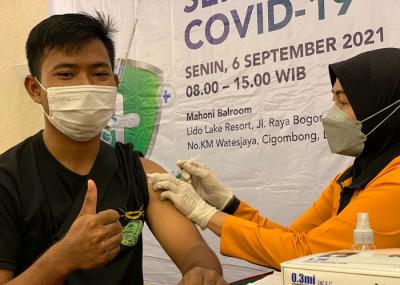 Petugas menyuntikan vaksin Covid-19 kepada warga di sentra vaksinasi Covid-19, Lido Lake Resort, Bogor, Senin (6/9/2021).
