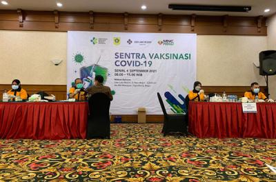 Petugas menyuntikan vaksin Covid-19 kepada warga di sentra vaksinasi Covid-19, Lido Lake Resort, Bogor, Senin (6/9/2021).