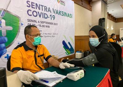 Petugas menyuntikan vaksin Covid-19 kepada warga di sentra vaksinasi Covid-19, Lido Lake Resort, Bogor, Senin (6/9/2021).