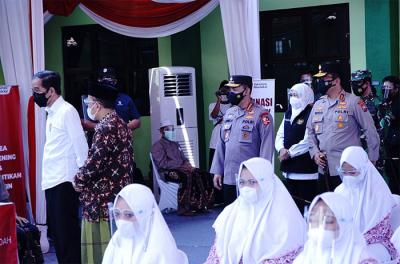 Presiden Indonesia Joko Widodo meninjau Vaksinasi Merdeka bersama rumah ibadah dan pondok pesantren secara serentak di seluruh Indonesia, Selasa (7/9/2021).