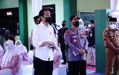 Presiden Indonesia Joko Widodo meninjau Vaksinasi Merdeka bersama rumah ibadah dan pondok pesantren secara serentak di seluruh Indonesia, Selasa (7/9/2021).
