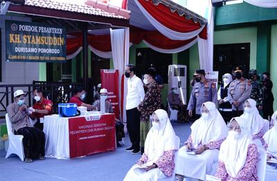 Presiden Indonesia Joko Widodo meninjau Vaksinasi Merdeka bersama rumah ibadah dan pondok pesantren secara serentak di seluruh Indonesia, Selasa (7/9/2021).
