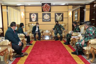 Panglima TNI Marsekal TNI Hadi Tjahjanto menerima audiensi Ketua Umum PB IDI Dr. Daeng M di Mabes TNI, Cilangkap, Jakarta Timur, Selasa (7/9/2021).