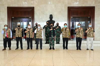 Panglima TNI Marsekal TNI Hadi Tjahjanto menerima audiensi Ketua Umum PB IDI Dr. Daeng M di Mabes TNI, Cilangkap, Jakarta Timur, Selasa (7/9/2021).