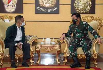 Panglima TNI Marsekal TNI Hadi Tjahjanto menerima audiensi Ketua Umum PB IDI Dr. Daeng M di Mabes TNI, Cilangkap, Jakarta Timur, Selasa (7/9/2021).
