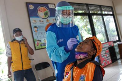 Petugas Puskesmas Kecamatan Menteng melakukan tes usap Antigen dan PCR gratis kepada Petugas PPSU di RPTRA Amir Hamzah, Jakarta Pusat, Selasa (7/9/2021).