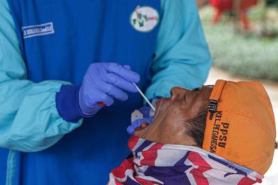 Petugas Puskesmas Kecamatan Menteng melakukan tes usap Antigen dan PCR gratis kepada Petugas PPSU di RPTRA Amir Hamzah, Jakarta Pusat, Selasa (7/9/2021).