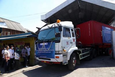 Ekspor Perdana Kopi Produksi PTPN XII Tahun 2021 di Surabaya, Jawa Timur, Selasa (7/9/2021).