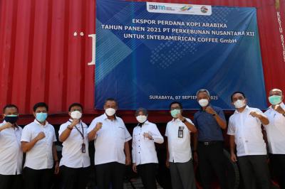 Ekspor Perdana Kopi Produksi PTPN XII Tahun 2021 di Surabaya, Jawa Timur, Selasa (7/9/2021).