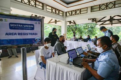 Warga saat menerima suntikan dosis vaksin Covid-19 jenis AstraZeneca di Gedung Padepokan Pencak Silat, Taman Mini, Jakarta Timur, Selasa (7/9/2021).