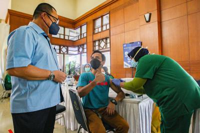 Warga saat menerima suntikan dosis vaksin Covid-19 jenis AstraZeneca di Gedung Padepokan Pencak Silat, Taman Mini, Jakarta Timur, Selasa (7/9/2021).