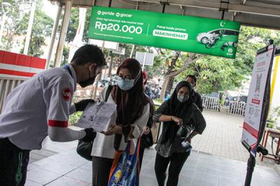 Calon penumpang memindai kode batang dari aplikasi PeduliLindungi sebelum melakukan perjalanan di Stasiun Manggarai, Jakarta, Selasa (7/9/2021).