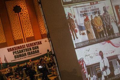 Warga antusias mengikuti vaksinasi Covid-19 di Jakarta Islamic Centre, Selasa (7/9/2021).