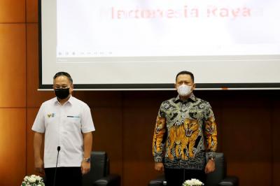 Ketua MPR Bambang Soesatyo berbincang dengan Wakil Menteri BUMN Kartika Wirjoatmodjo disela diskusi di Kompleks Parlemen, Senayan, Rabu (8/9/2021).