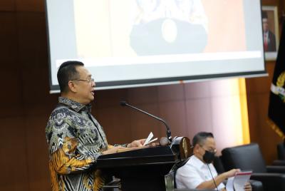 Ketua MPR Bambang Soesatyo berbincang dengan Wakil Menteri BUMN Kartika Wirjoatmodjo disela diskusi di Kompleks Parlemen, Senayan, Rabu (8/9/2021).