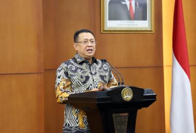 Ketua MPR Bambang Soesatyo berbincang dengan Wakil Menteri BUMN Kartika Wirjoatmodjo disela diskusi di Kompleks Parlemen, Senayan, Rabu (8/9/2021).