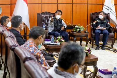 Wakil Ketua DPD RI Sultan B Najamudin (kanan) melakukan pertemuan dengan Kelompok masyarakat Danau Toba di Kompleks Parlemen Senayan, Rabu (8/9/2021).